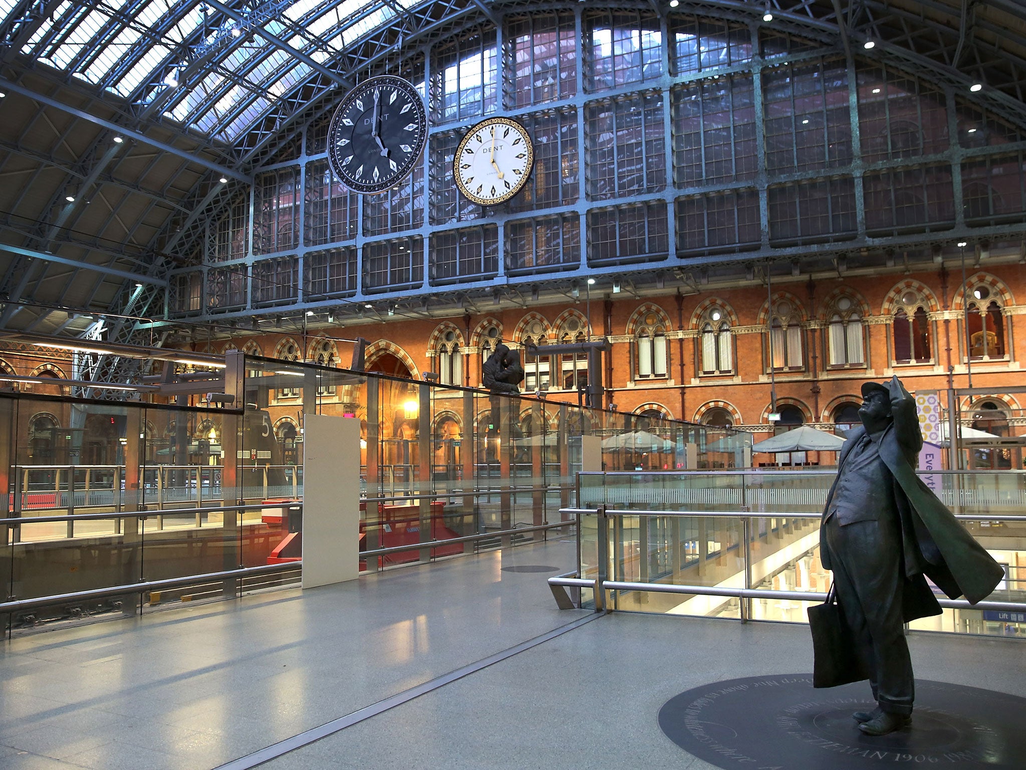 Cornelia Parker’s ‘One More Time’, the black-faced clock, is unveiled at St Pancras, with the Sir John Betjeman statue in the foreground and the derided lovers statue in the background