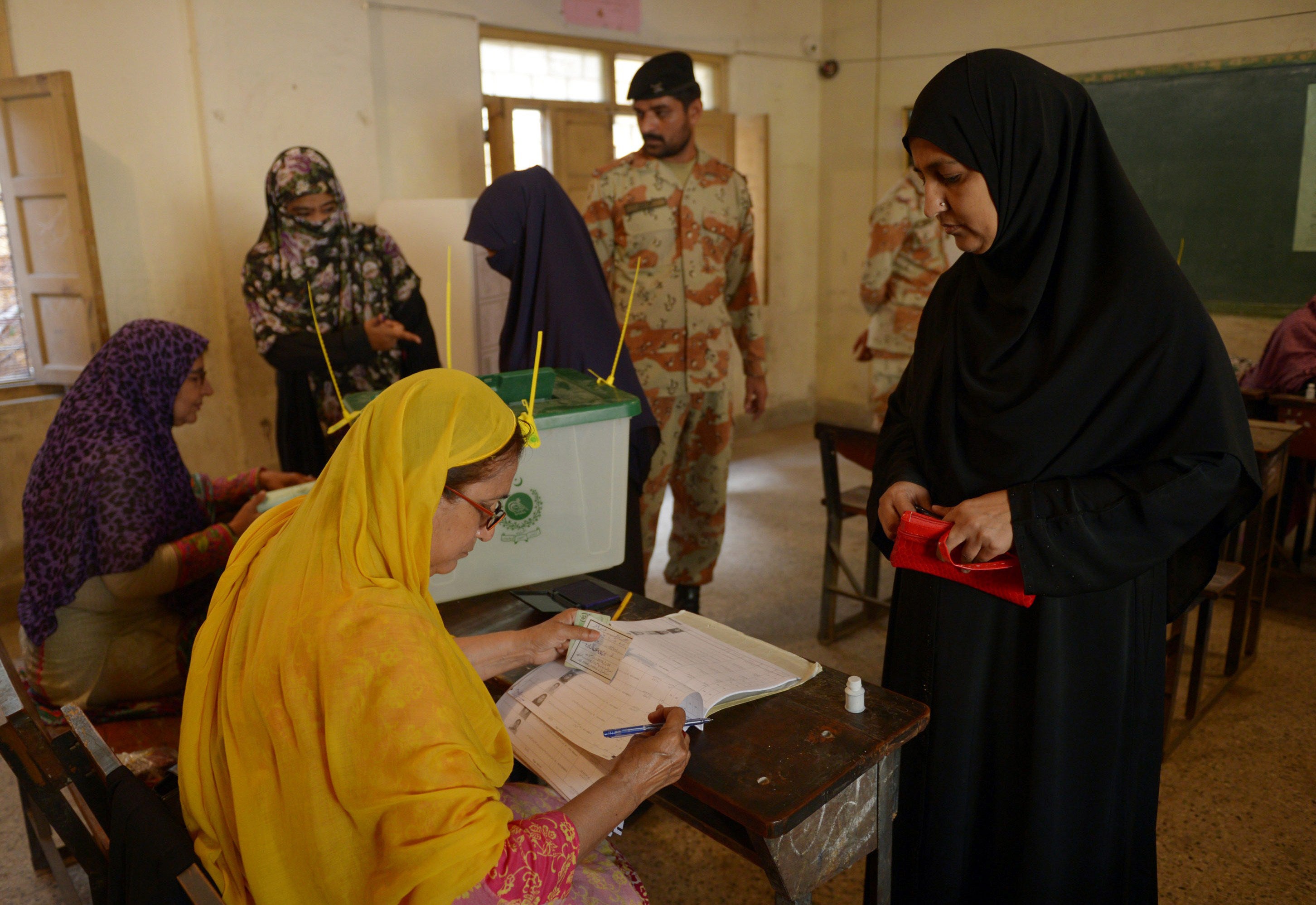 A voter casting her vote at a Karachi polling station in April 2015 (Photo by RIZWAN TABASSUM/AFP/Getty Images)