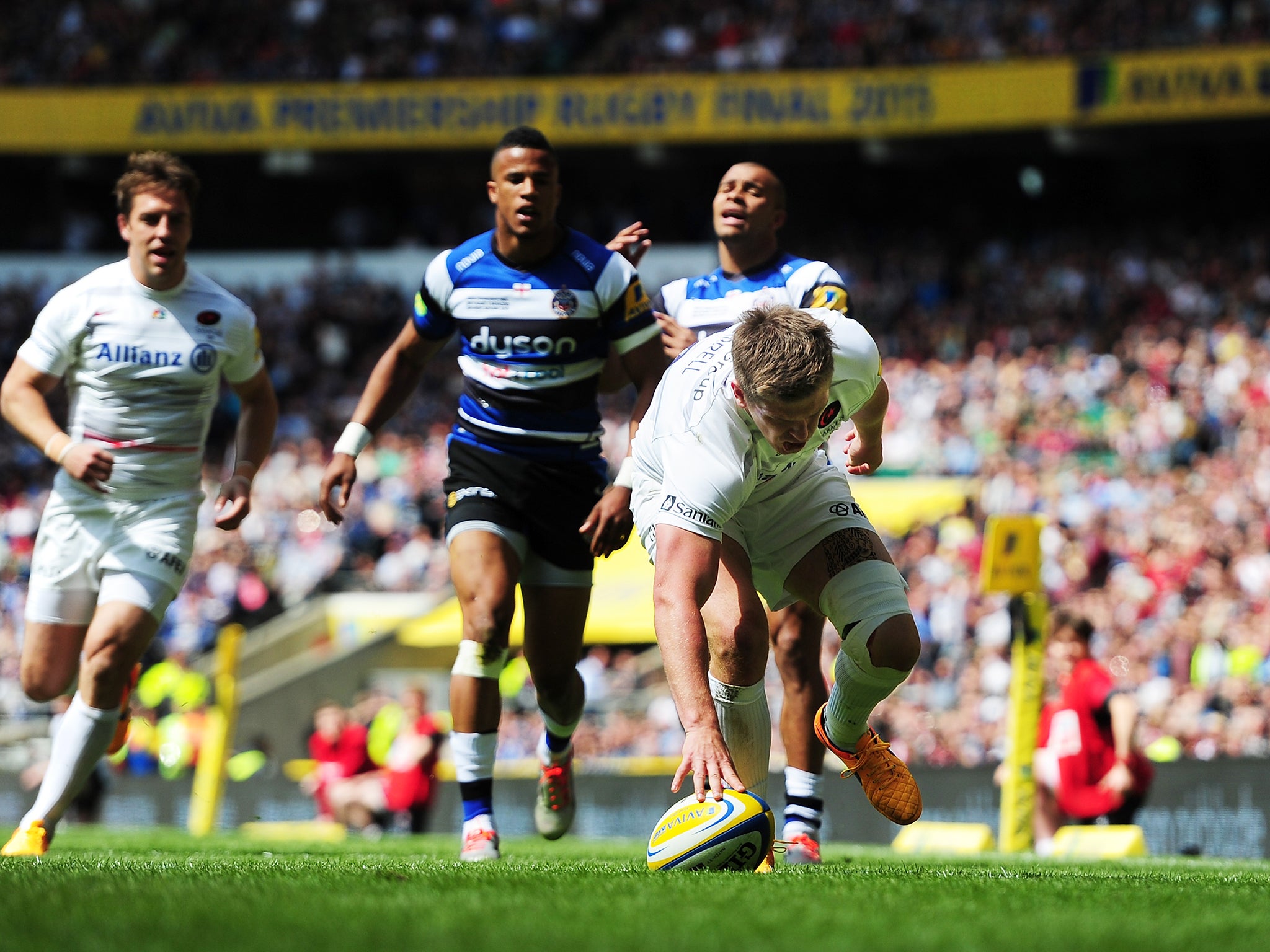 Owen Farrell scores the first try of the Premiership final