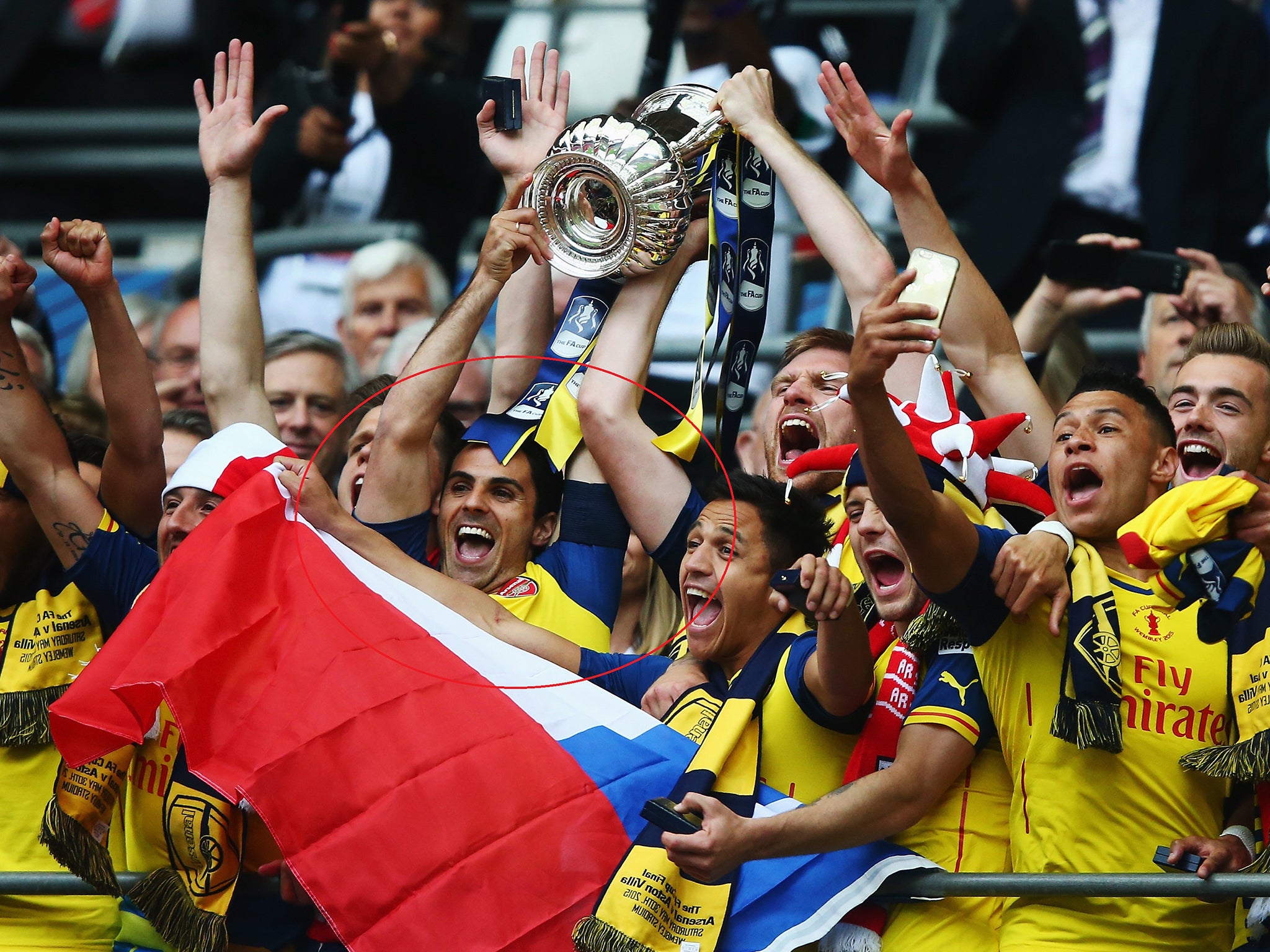 Mikel Arteta lifts the FA Cup trophy with Per Mertesacker