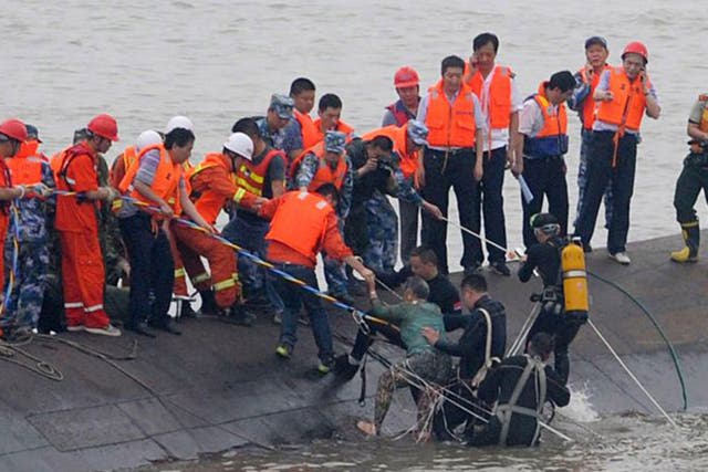 A survivor from the capsized ‘Eastern Star’ is rescued by divers in the Yangtze River