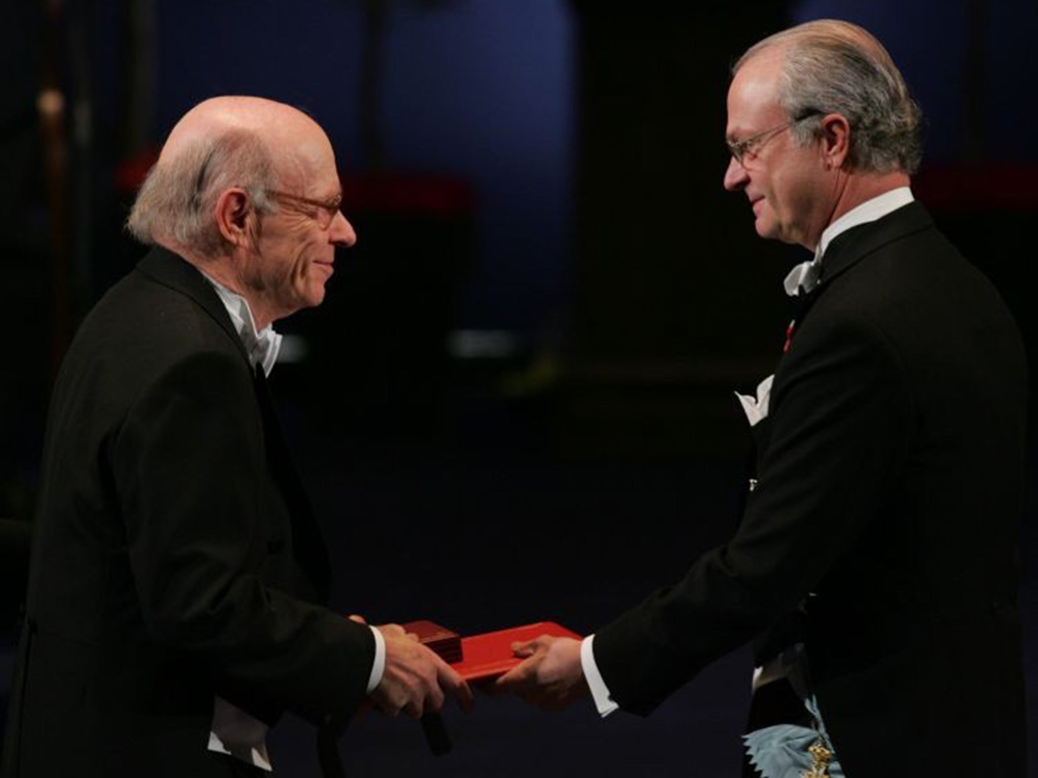 Rose in Stockholm in 2004 receiving his Nobel Prize in Chemistry