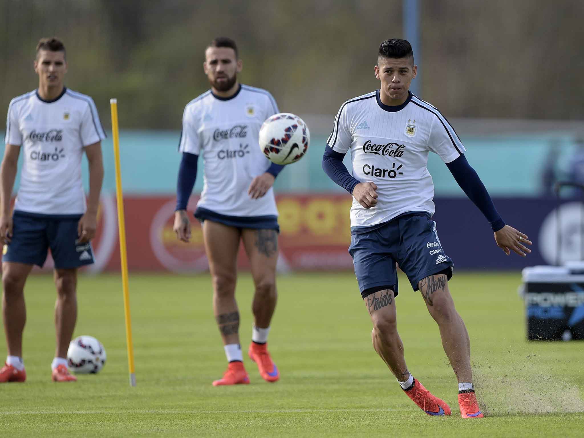 Rojo (R) alongside Otamendi (C) during Argentina training