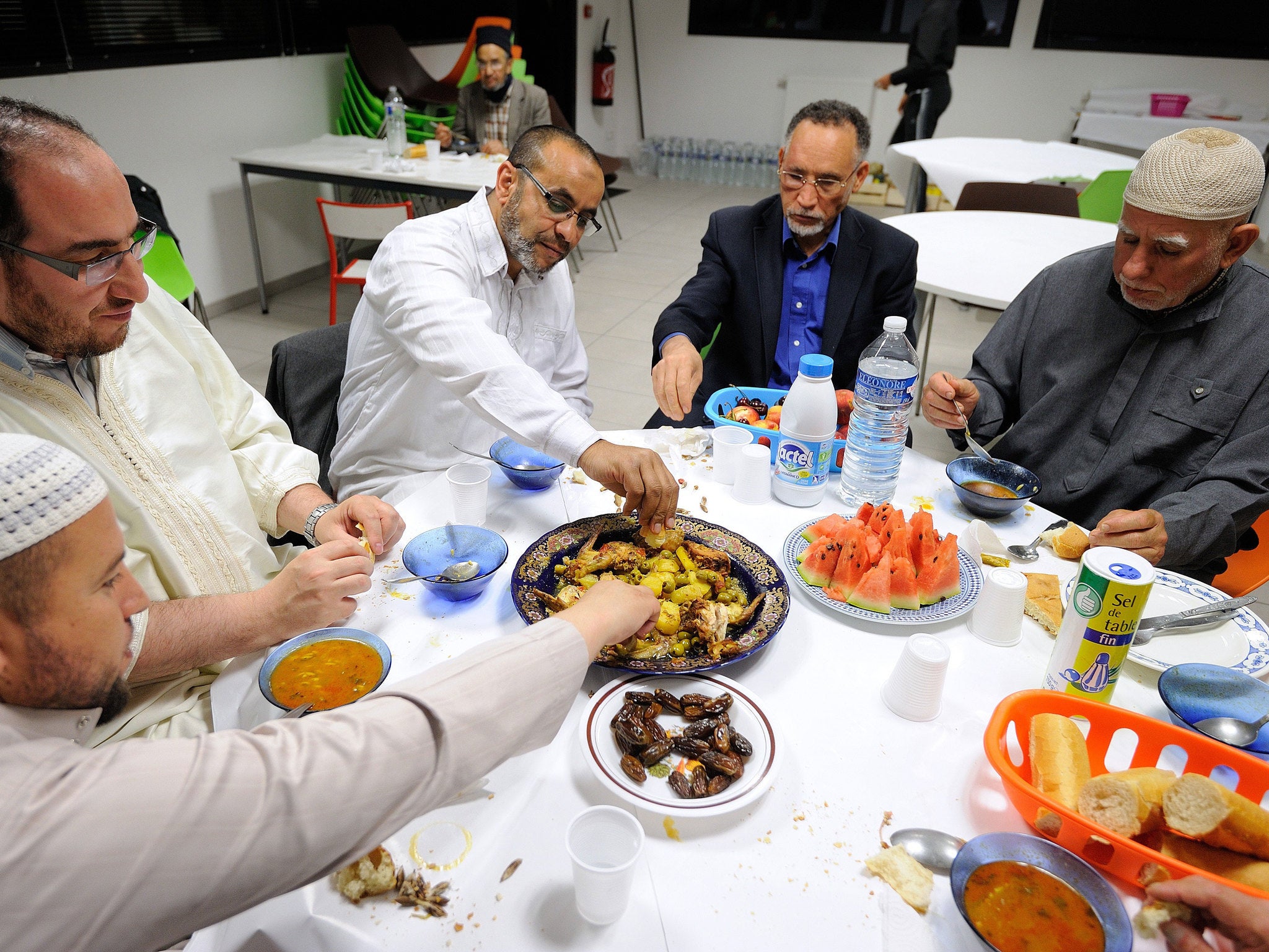 Muslim faithfuls eat dinner at Assalam Mosque on June 28, 2014 in Nantes, western France, on the eve the first day of Ramadan (credit: Jean-Sebastien Evrard/ Getty)