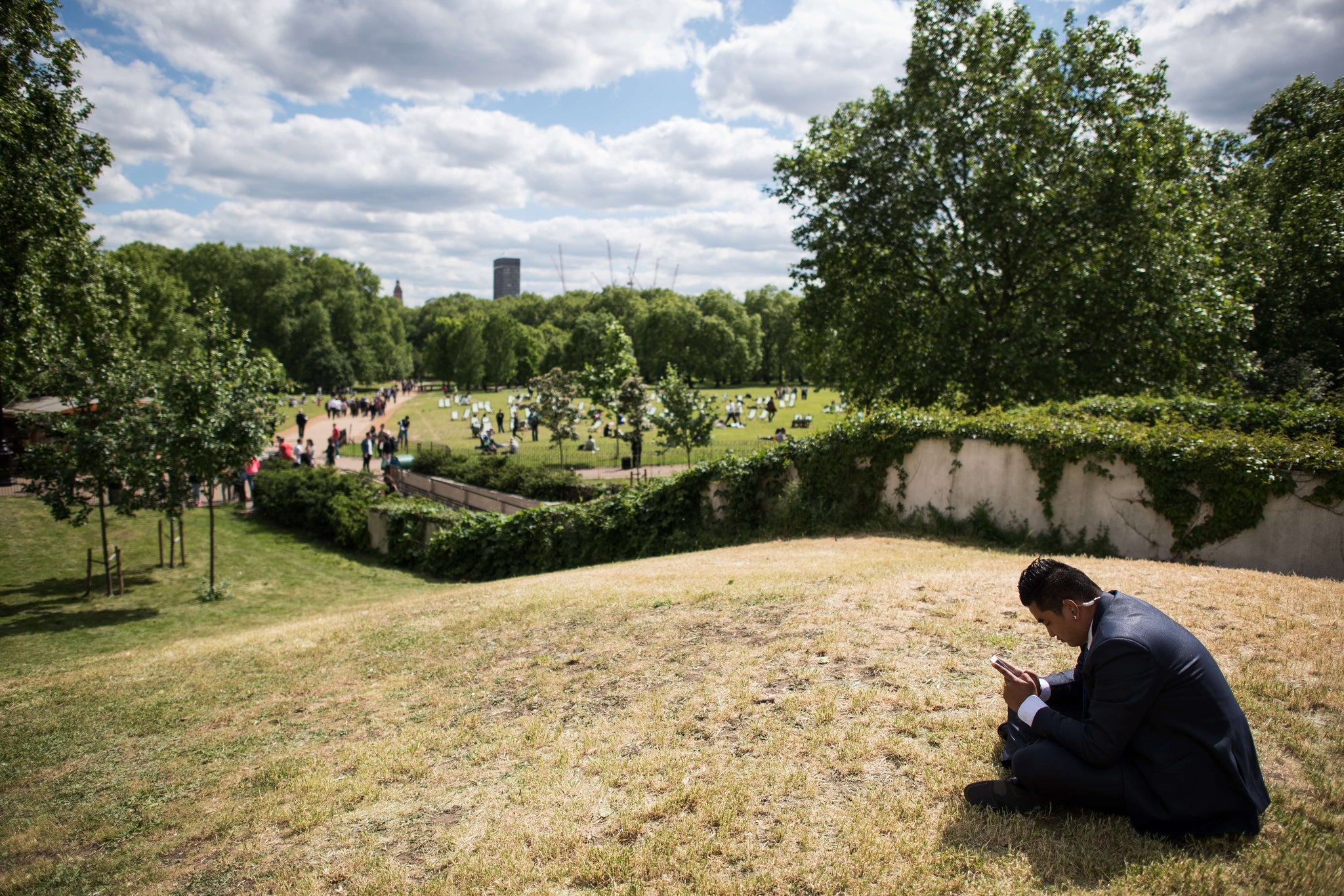 Office workers across the capital rushed to nearby parks yesterday, to enjoy the weather on their lunch break