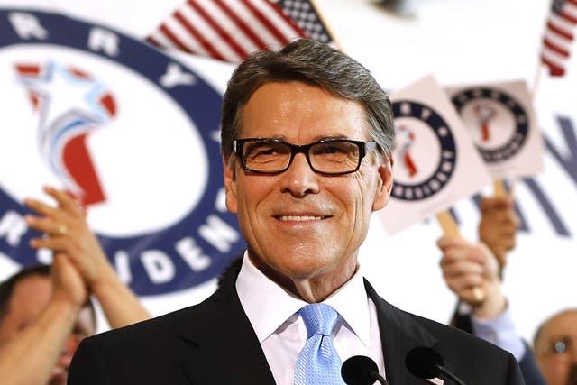 El exgobernador de Texas Rick Perry sonríe después de anunciar que se postulará para presidente en 2016, 4 de junio de 2015 en Dallas, Texas