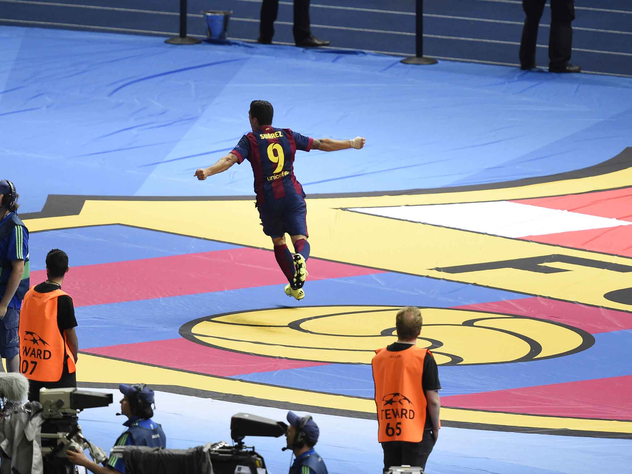 Suarez celebrates giving Barcelona a 2-1 lead
