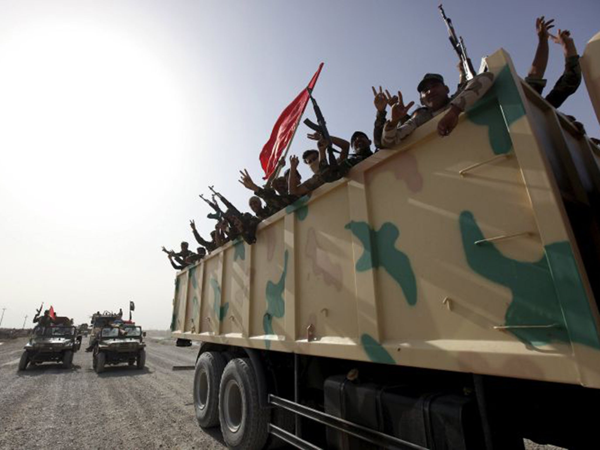 Shia forces on their way to fight IS after it advanced on Ramadi