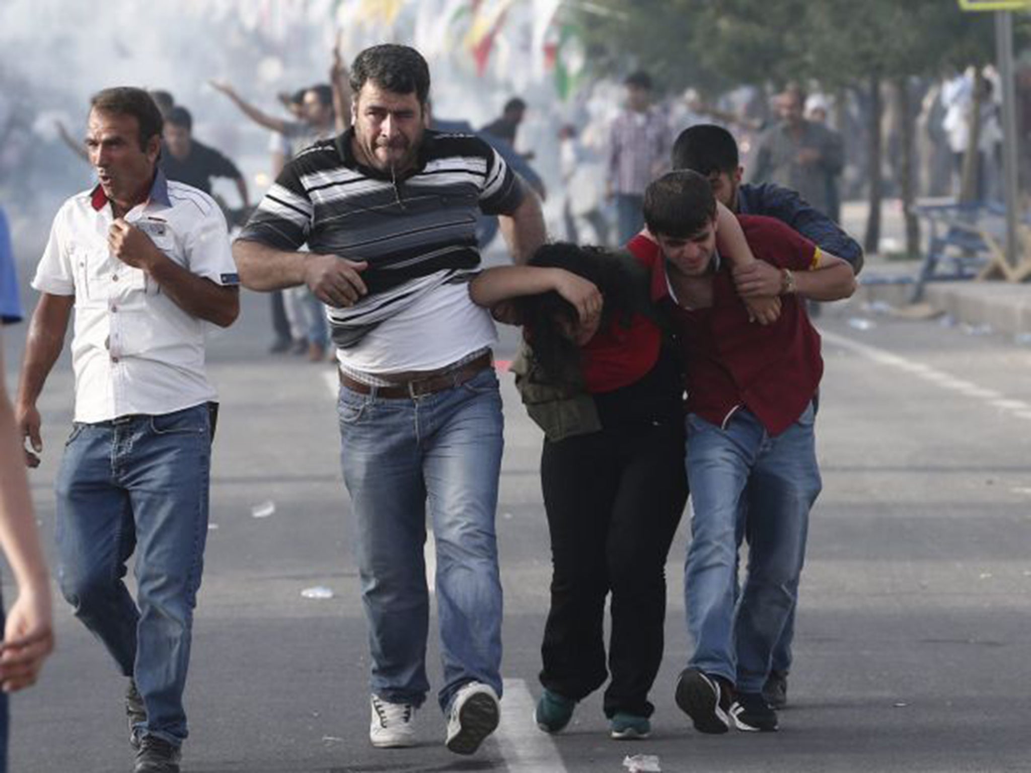 Men fleeing the explosions in Diyarbakir