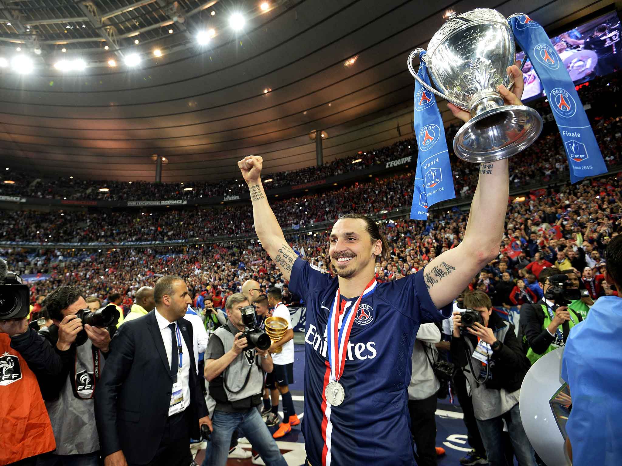 Zlatan Ibrahimovic lifts the French Cup