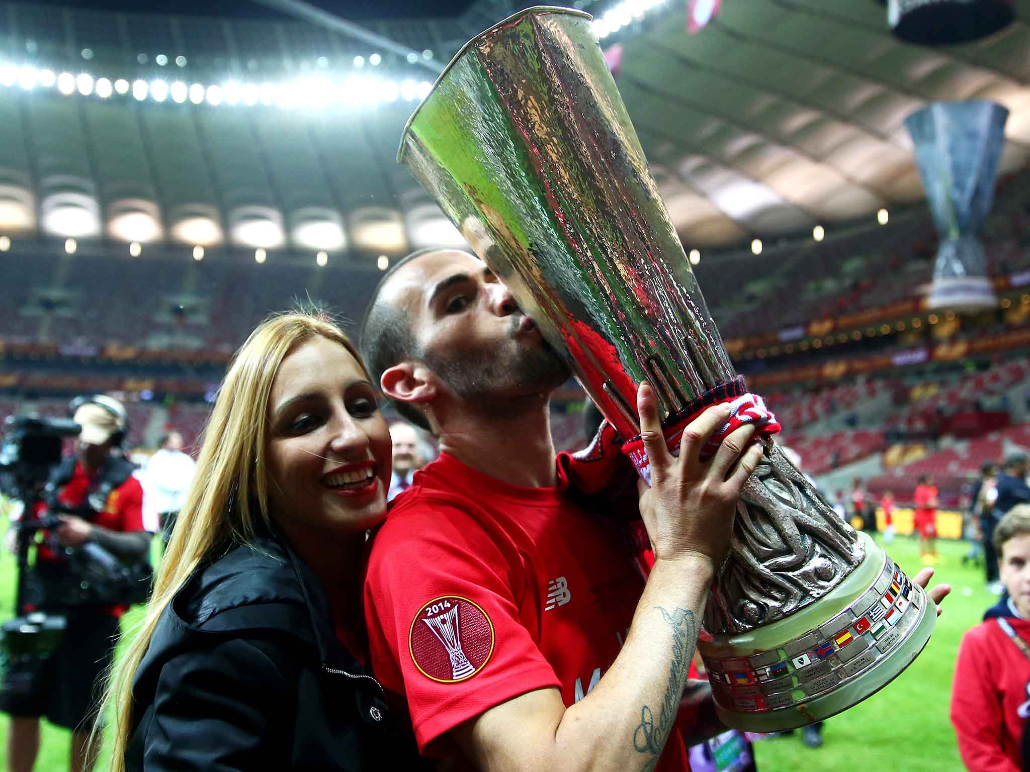 Aleix Vidal lifts the Europa League trophy
