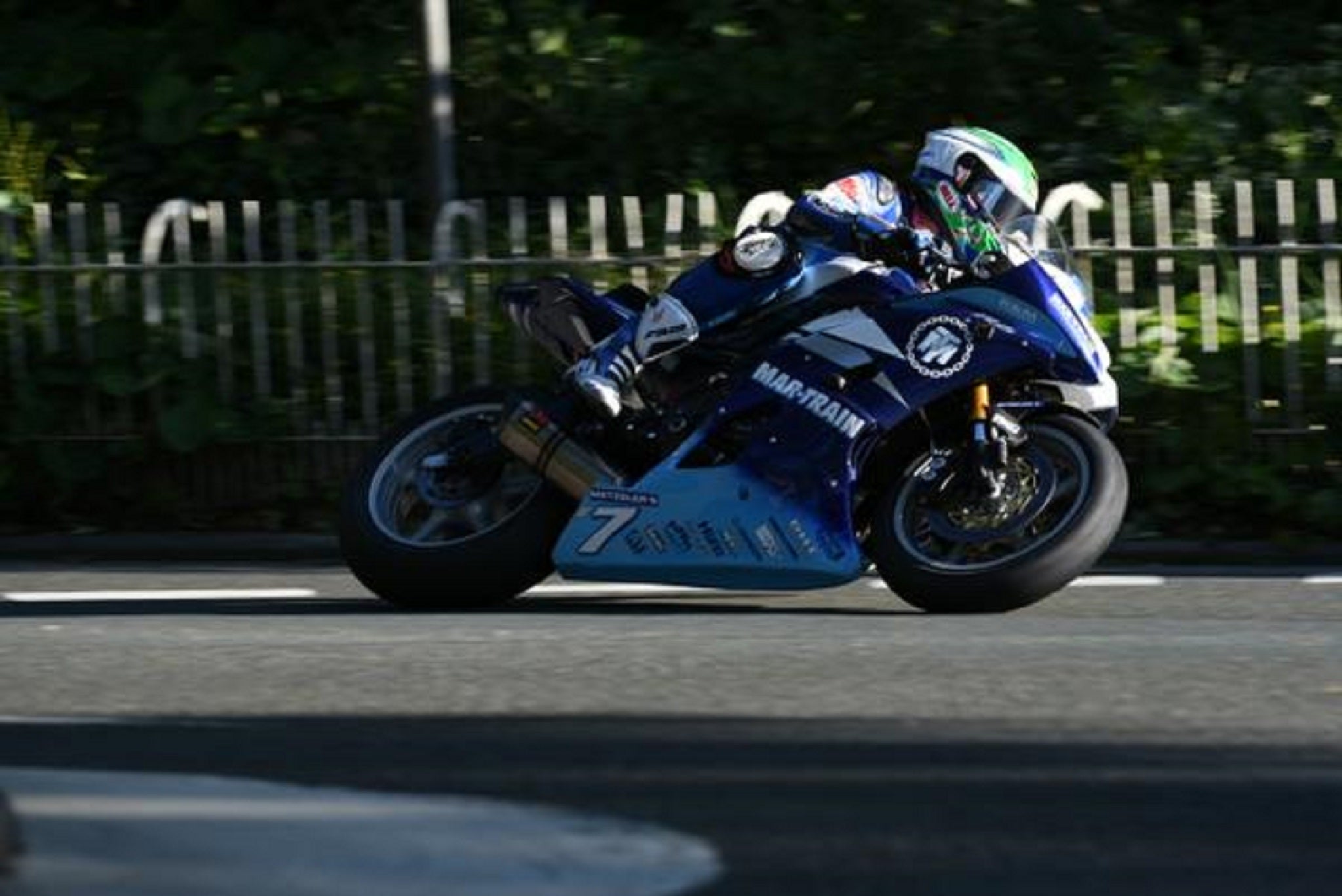 Early leader Gary Johnson fell away on lap two
