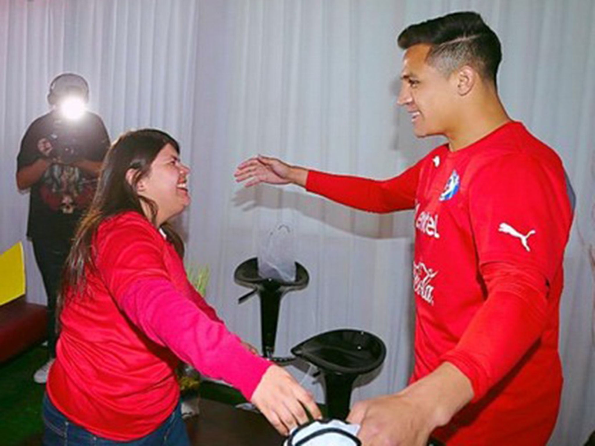 Alexis Sanchez greets the fan