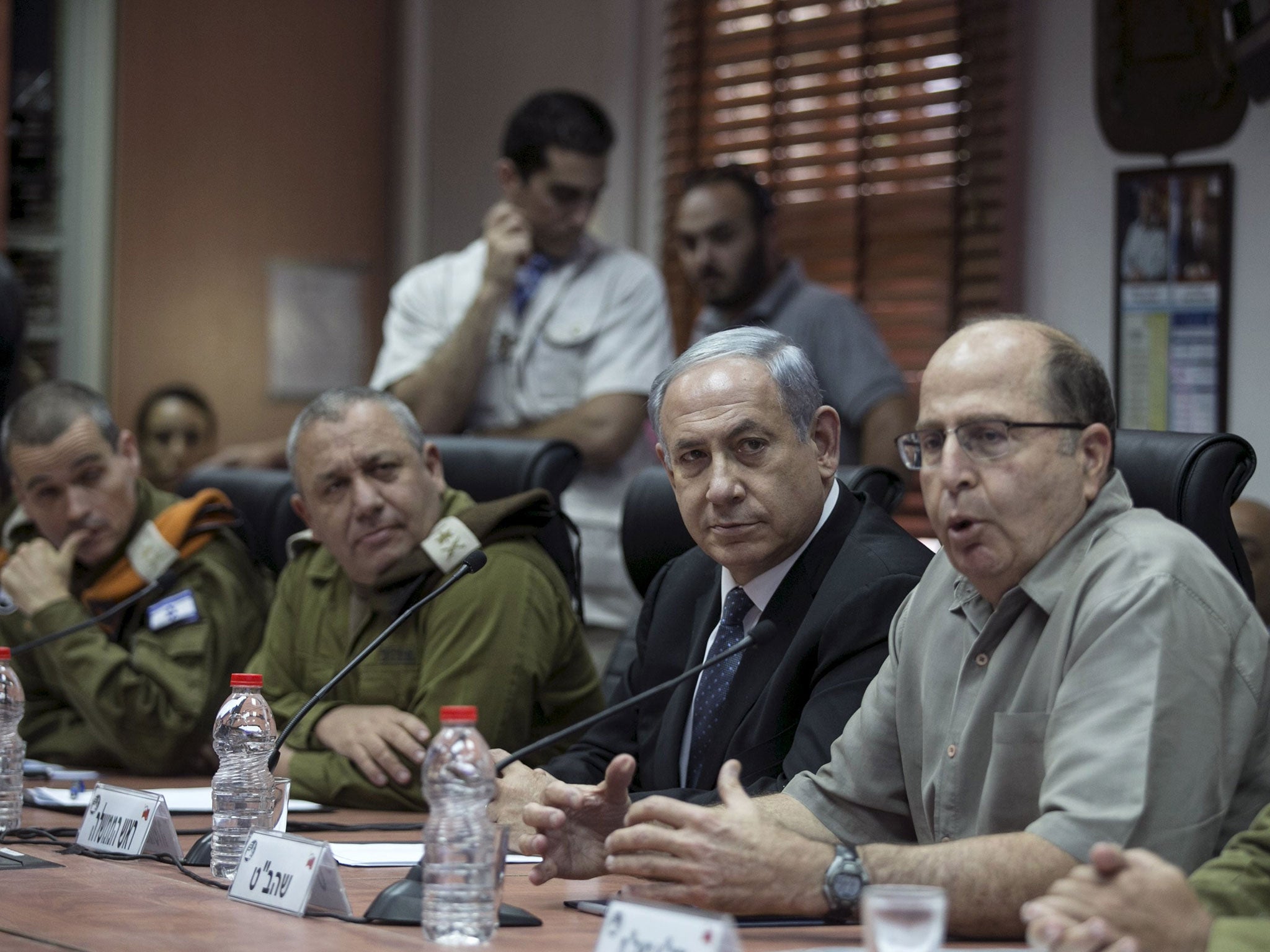 Israel's Prime Minister Benjamin Netanyahu (C) and Defence Minister Moshe Yaalon (R) attend a briefing on 2 June, 2015