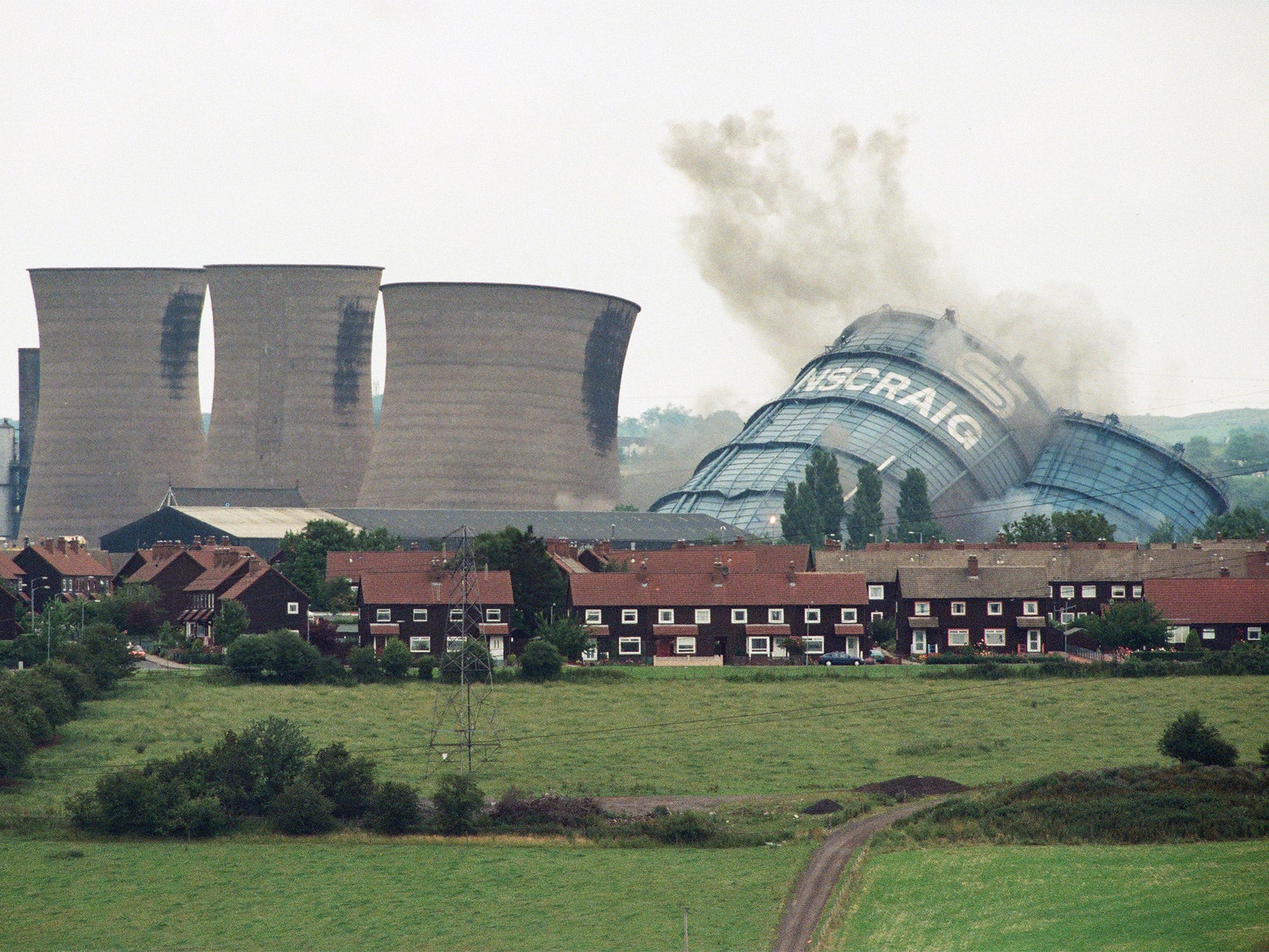 The demolition of the gas holder and cooling towers at Ravenscraig in 1996