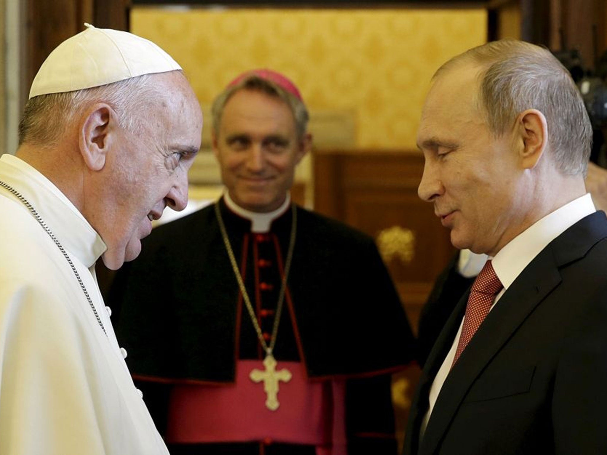 Russian President Vladimir Putin (R) meets Pope Francis during a private meeting at Vatican City, June 10, 2015. The United States urged the Vatican on Wednesday to criticise Russia's involvement in the Ukraine conflict more forcefully, hours before Pope