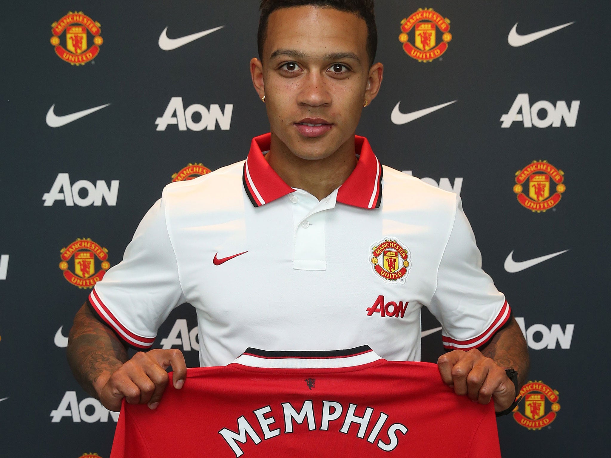 Memphis Depay holds his United shirt