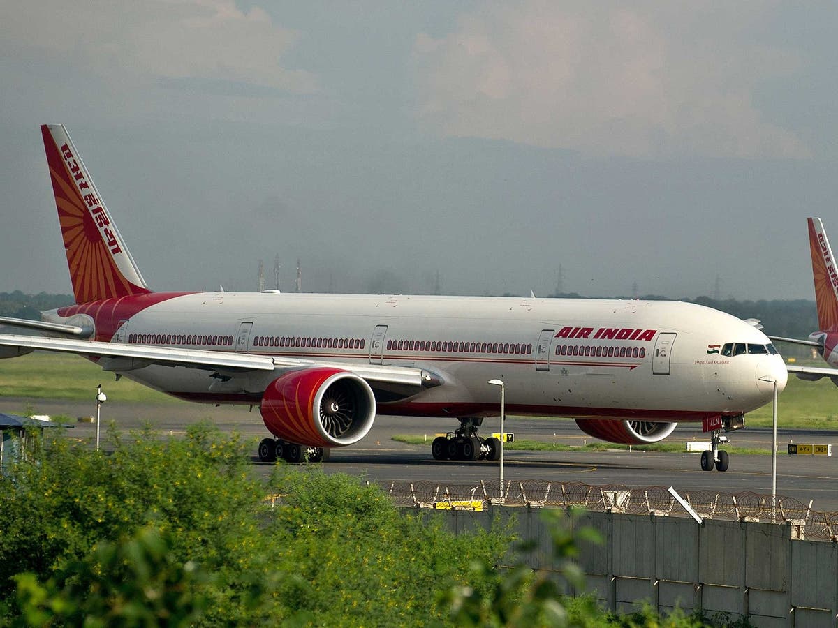 Passenger Slaps Air India Check In Staff Member Staff Member Slaps