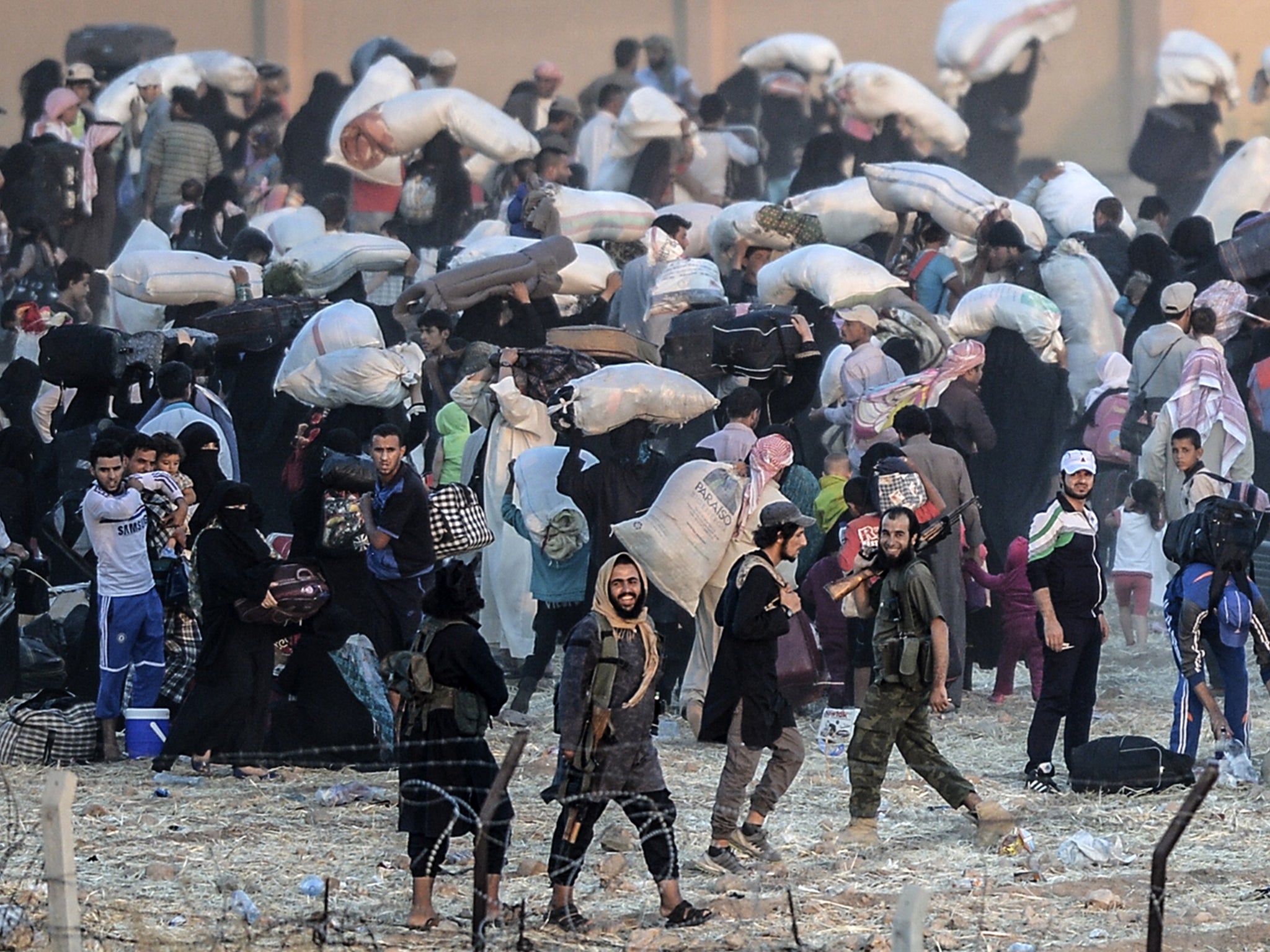 Isis fighters tried to prevent thousands of Syrians fleeing Tal Abyad crossing into Turkey