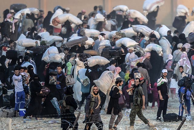 Isis fighters tried to prevent thousands of Syrians fleeing Tal Abyad crossing into Turkey