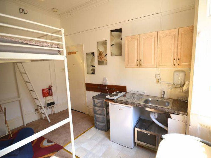 The room is for single renters only as the ad specifies 'no couples'