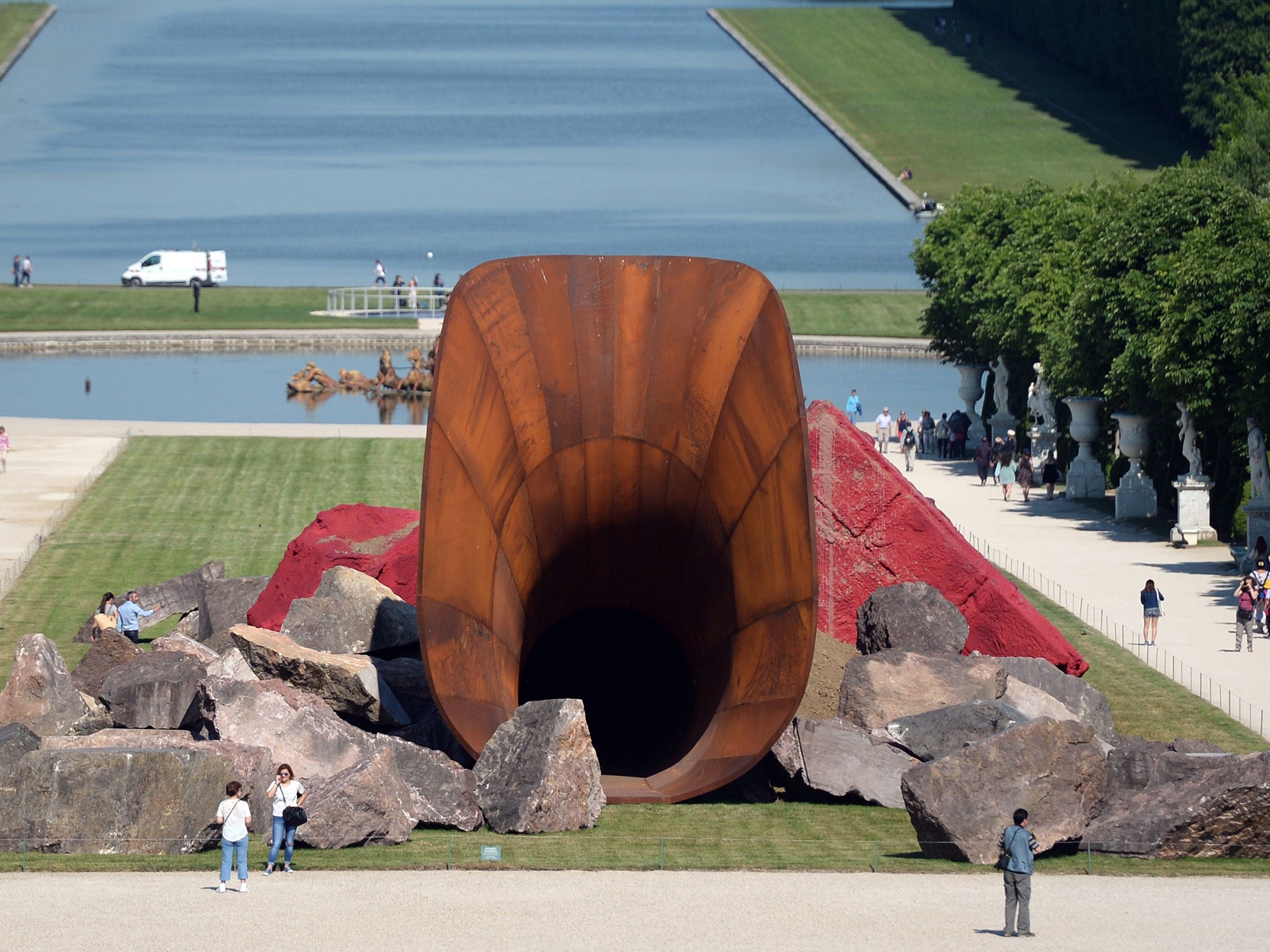 'Dirty Corner', also known as the 'queen's vagina', by Anish Kapoor