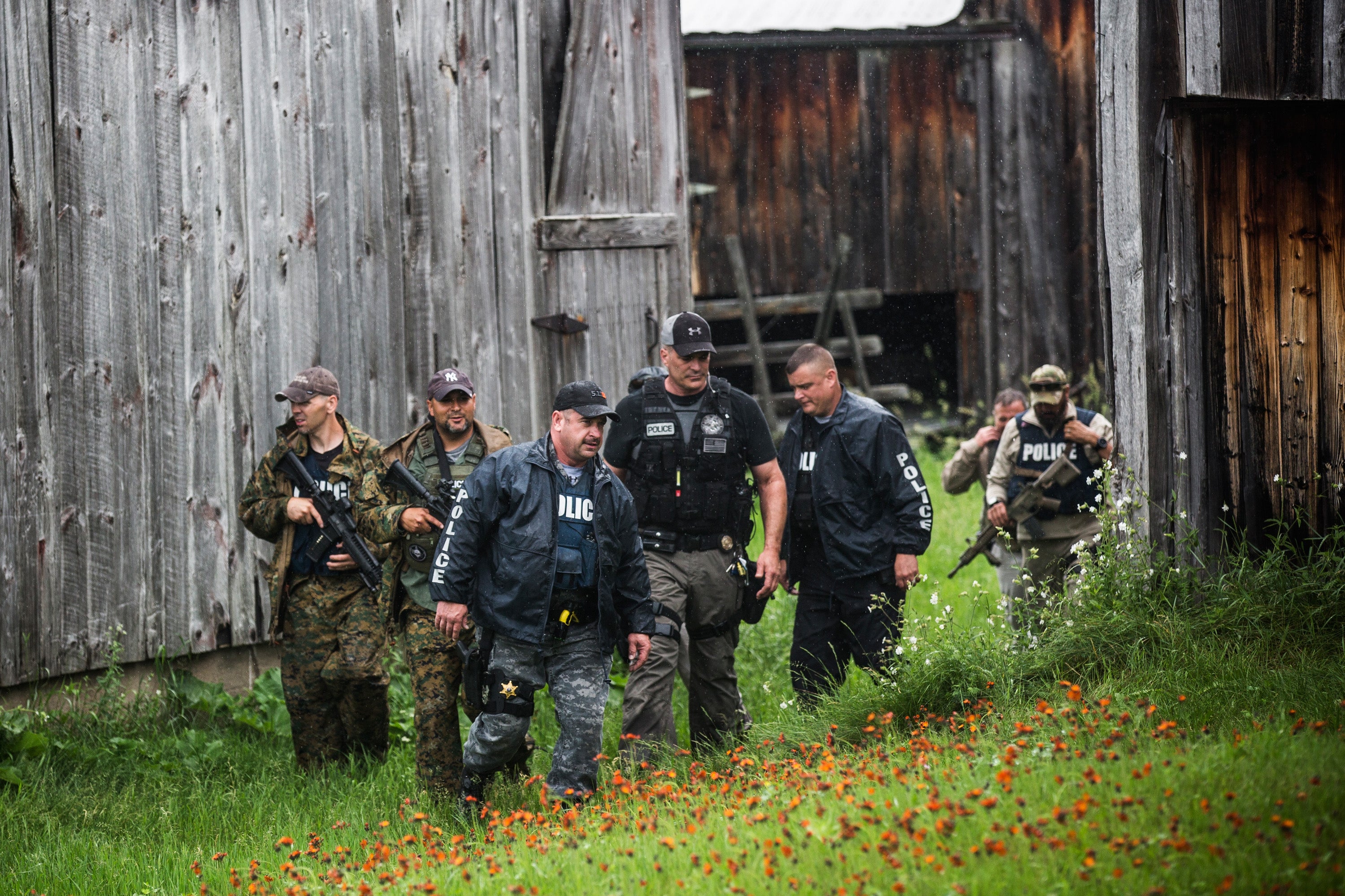 US Marshalls and police officers go door-to-door searching for the escaped criminals.