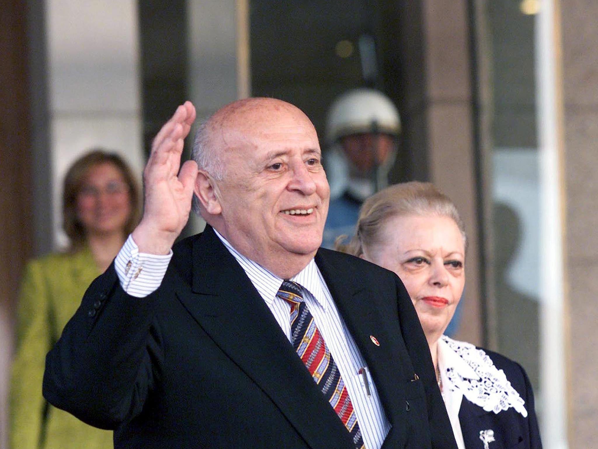 Demirel with his wife Nizmiye in 2000; he was seen as lacking charisma, but he excelled at back-room infighting