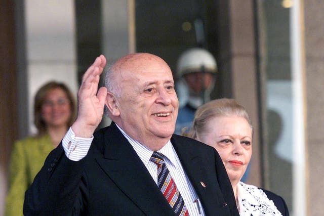 Demirel with his wife Nizmiye in 2000; he was seen as lacking charisma, but he excelled at back-room infighting 