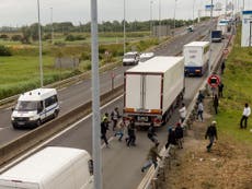 Video shows migrants trying to board lorry in Calais