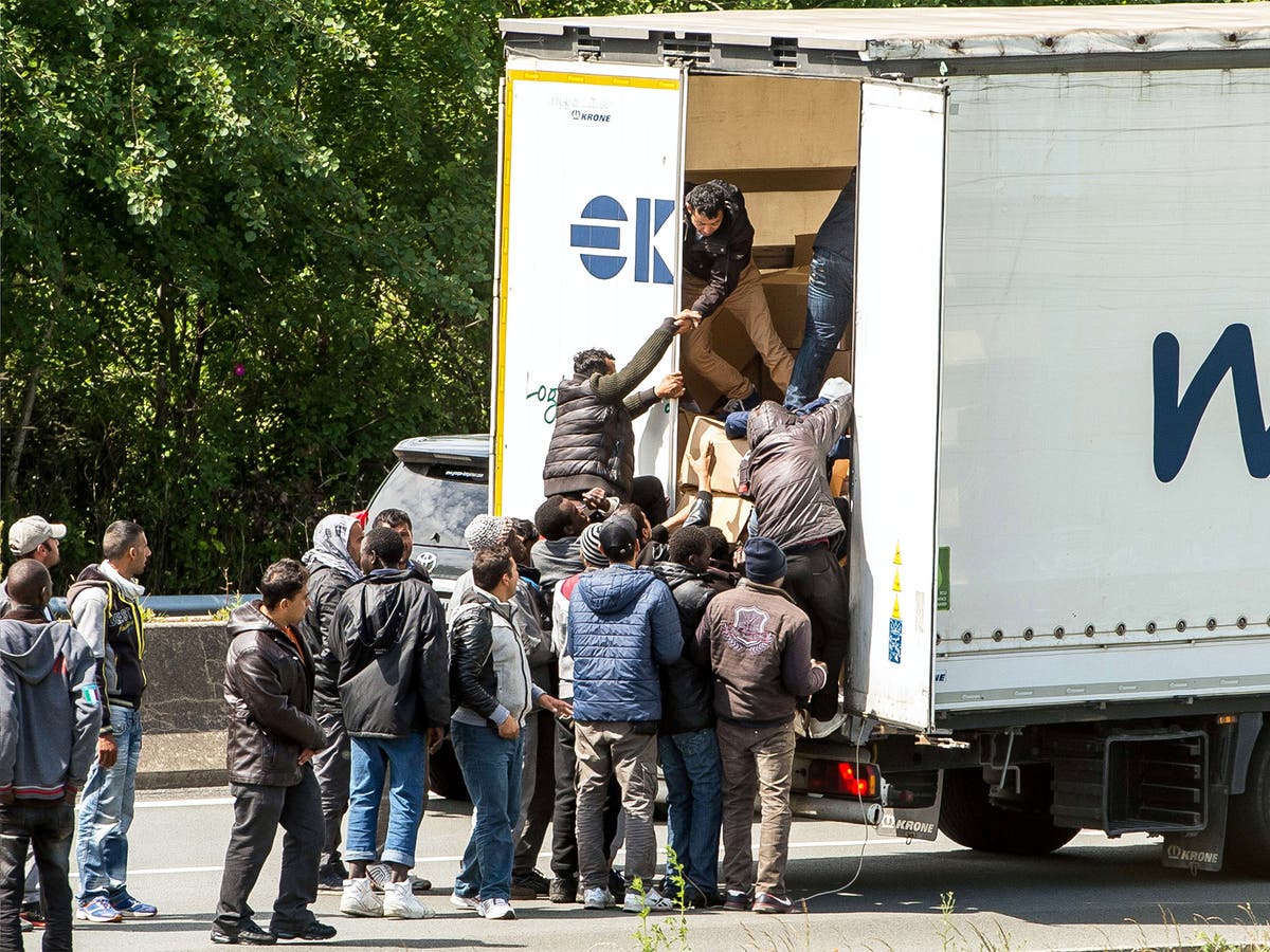 Calais crisis: How militancy and desperation collided to plunge Channel  crossing into chaos after migrants took advantage of workers' strike, The  Independent