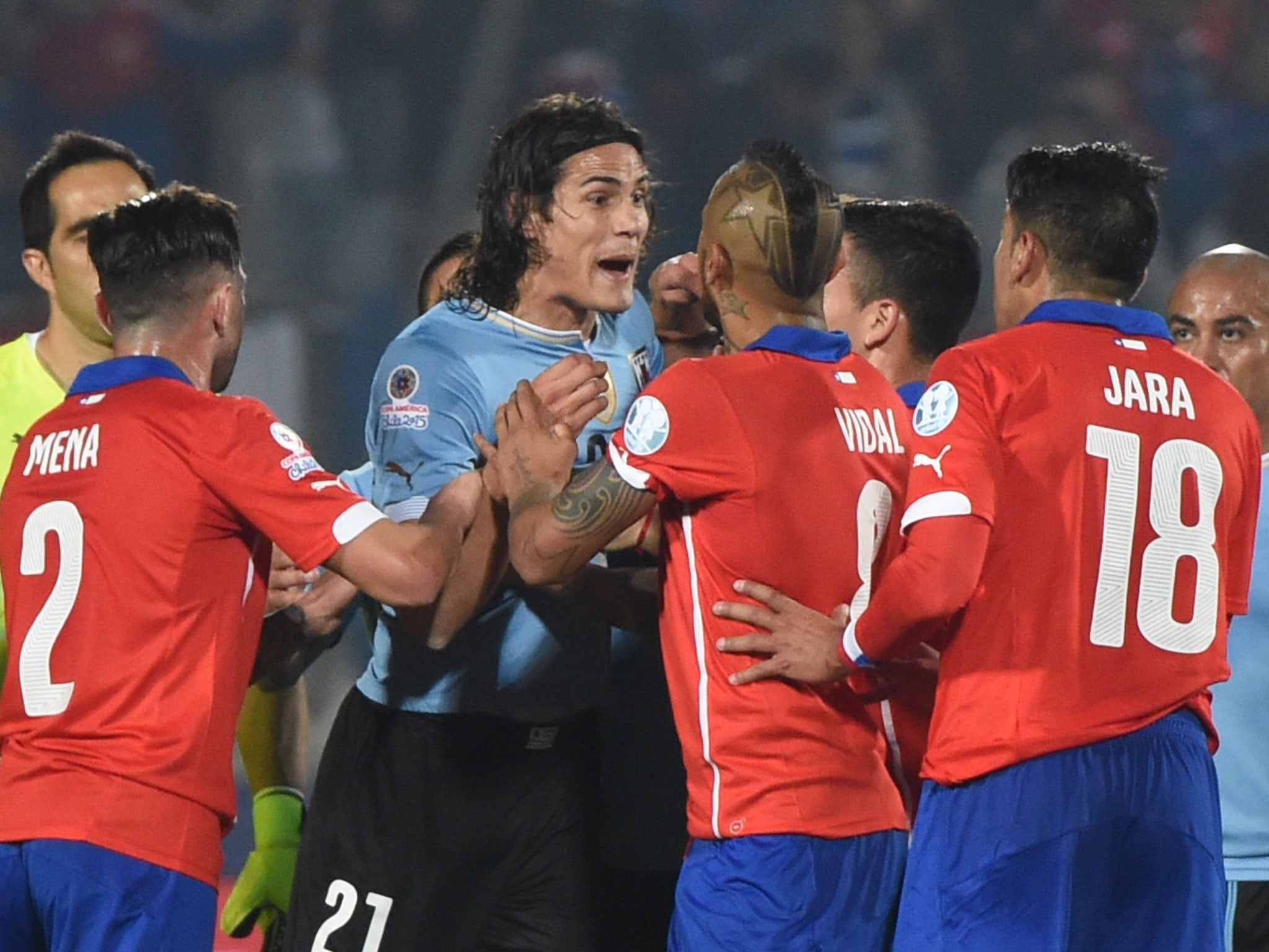Cavani clashes with Chile players after his red card