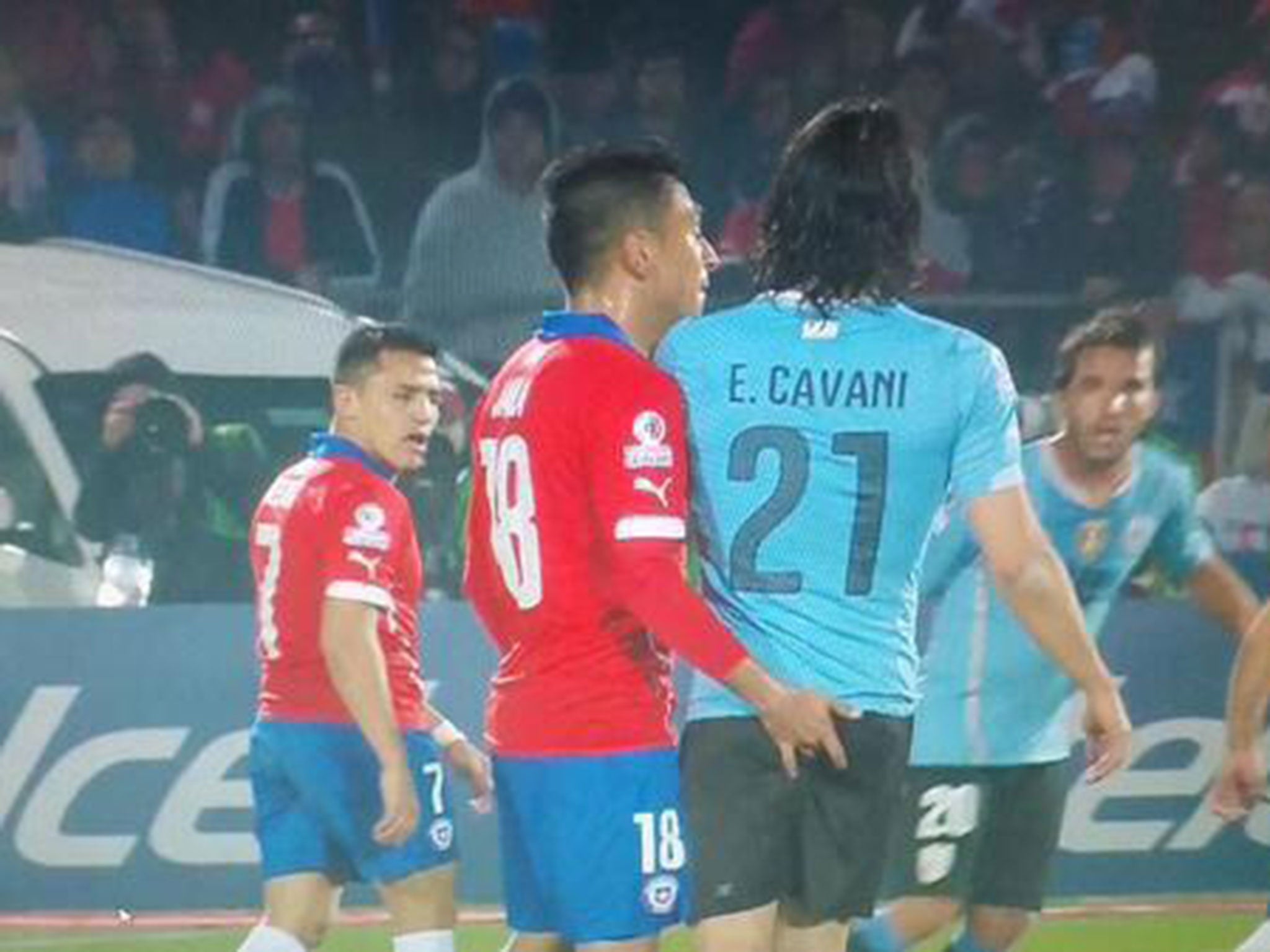 Gonzalo Jara pokes Edinson Cavani in his bottom