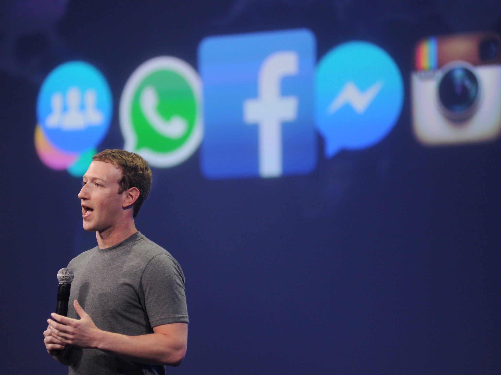 El CEO de Facebook, Mark Zuckerberg, habla en la cumbre F8 en San Francisco, California, el 25 de marzo de 2015. Zuckerberg presentó una nueva plataforma de mensajería en el evento.