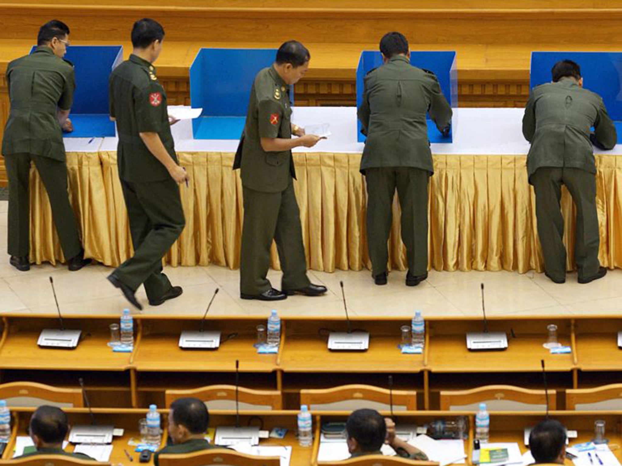 Aung San Suu Kyi's hopes of amending the constitution were dealt a decisive blow by the voting of Parliament's army members