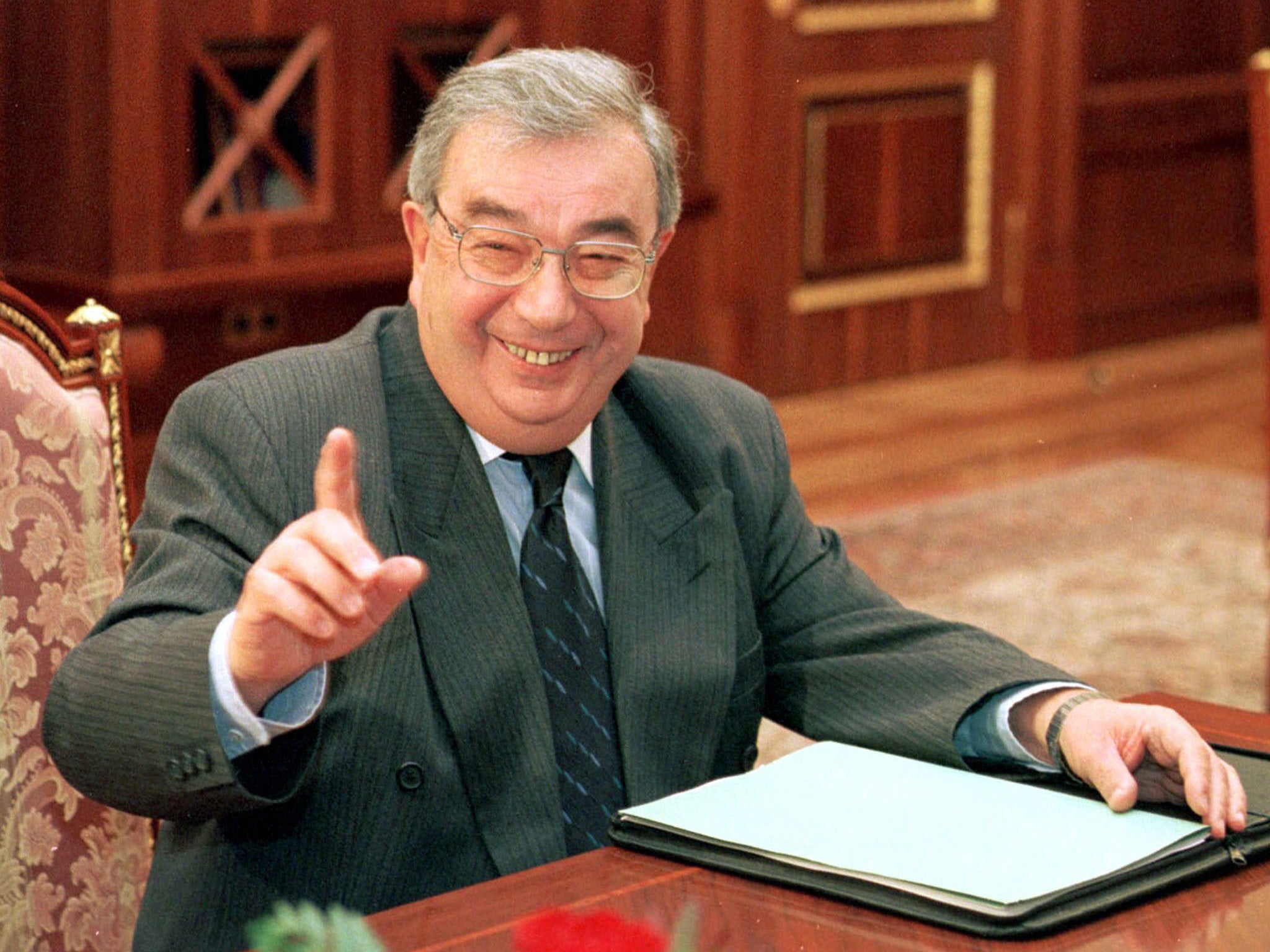 Primakov meets the press at the Kremlin in 1998; he told John Le Carré that he identified with the character of George Smiley