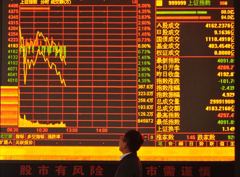 An investors checks share prices in a stock firm in Fuyang, east China's Anhui province on June 29, 2015. Chinese shares plunged in morning trading on June 29, extending losses from the past two weeks despite a surprise interest rate cut at the weekend. A