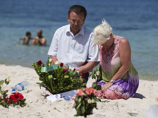 Two tourists pay respects to victims of IS attack on beach in Sousse, Tunisia