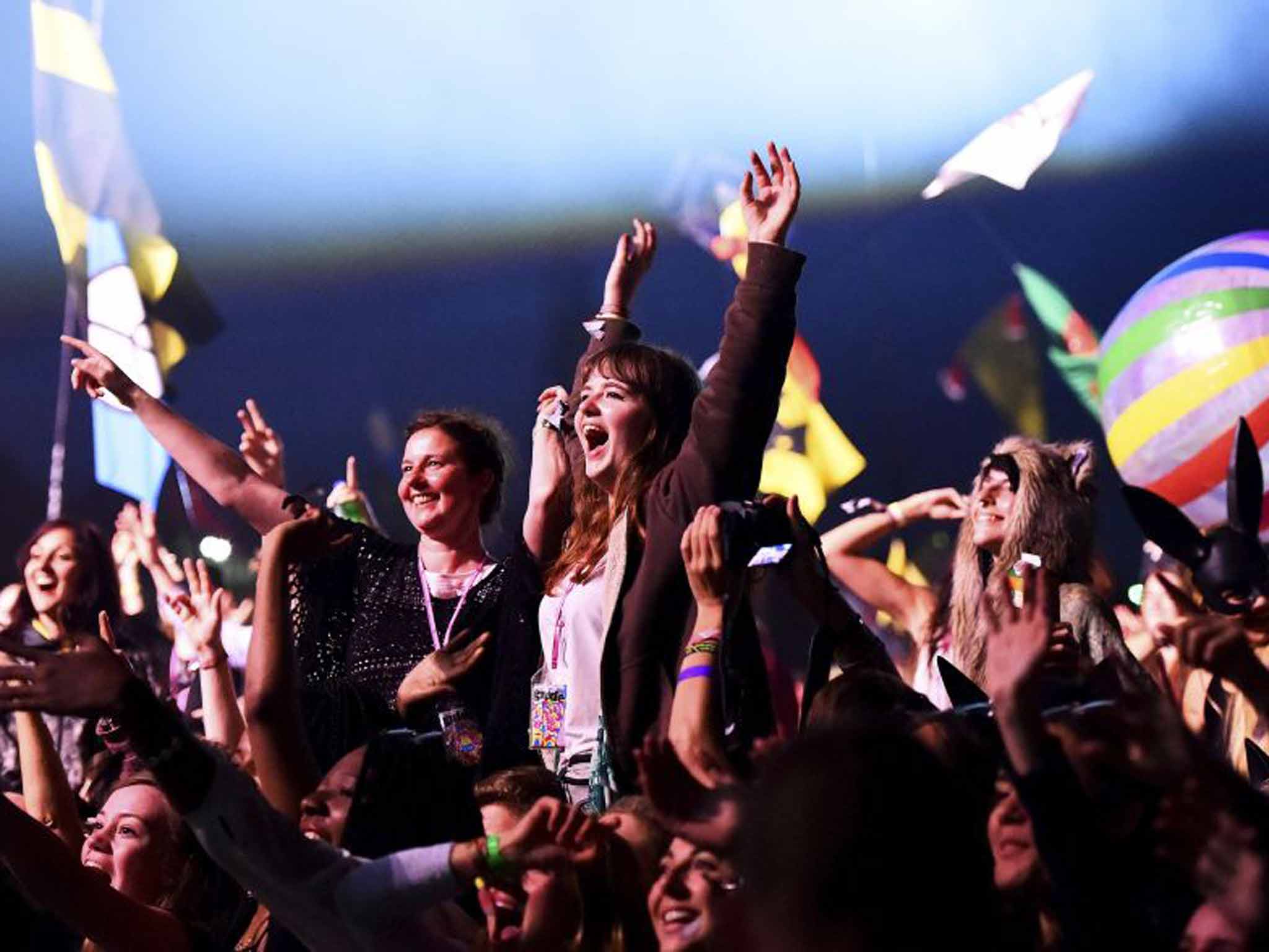 Florence + the Machine fans at the Pyramid Stage in 2015