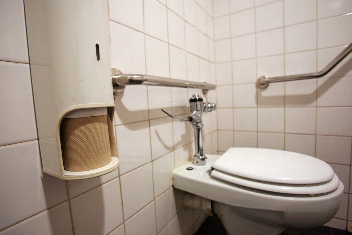 Teenage girl dies after not going to toilet for eight weeks