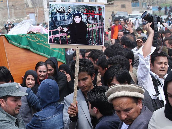 Women broke with traditional to carry Farkhunda's coffin at her funeral