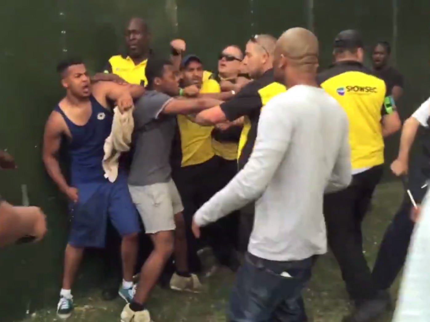 Crowd tying to gatecrash Wireless festival fights with security guards