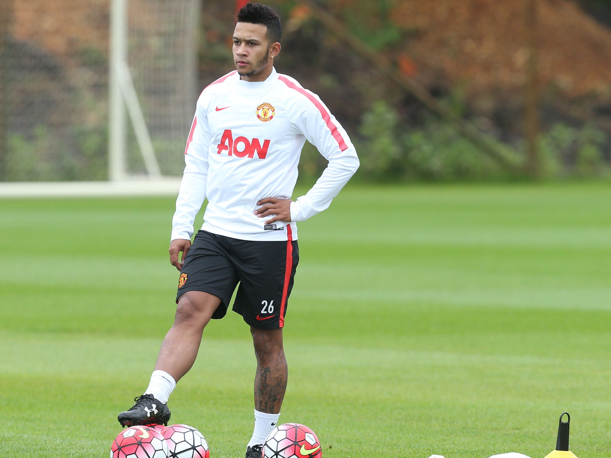 Memphis Depay trains with Manchester United