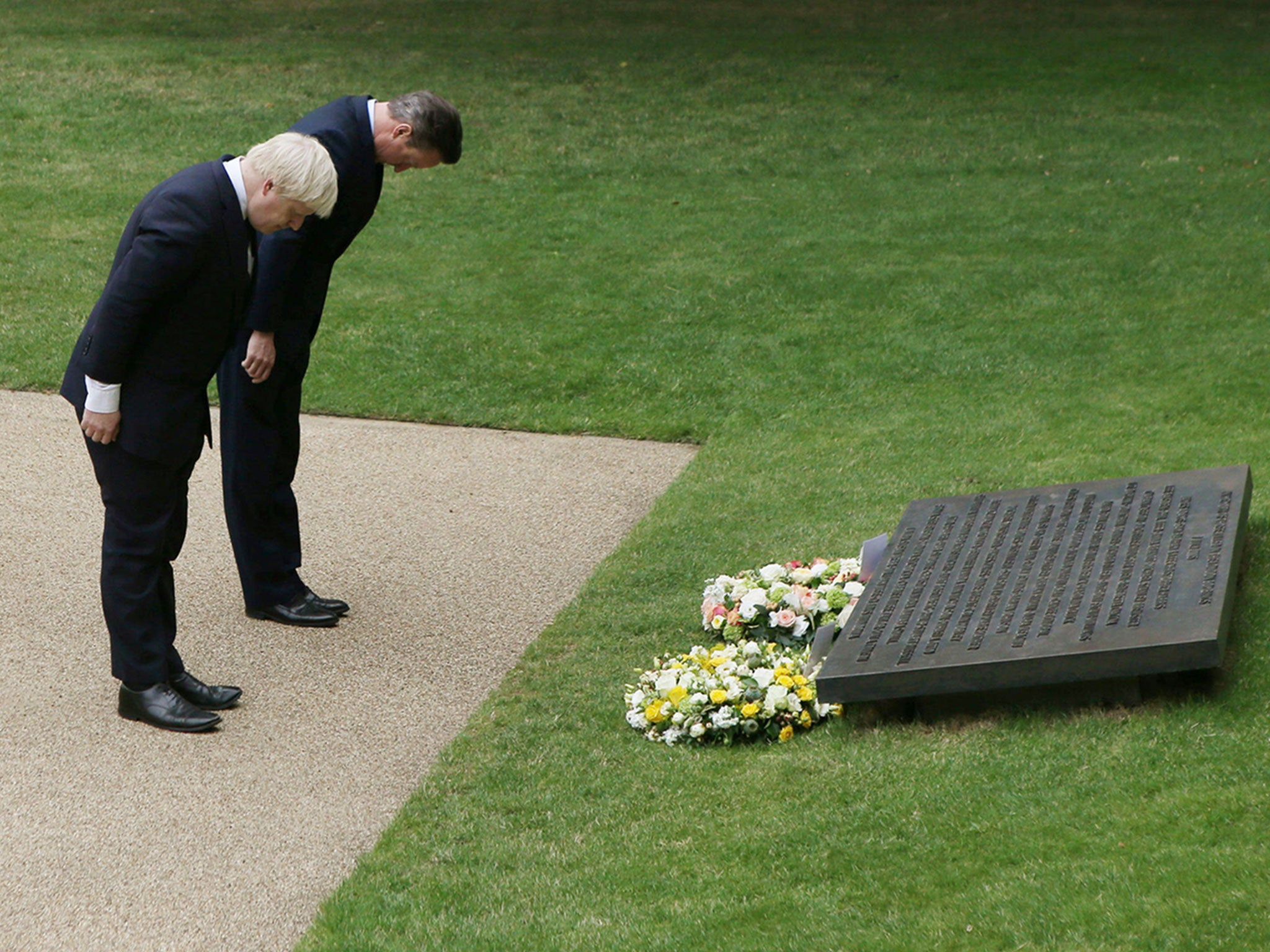 Boris Johnson and David Cameron place wreathes at the July 7 memorial in Hyde Park