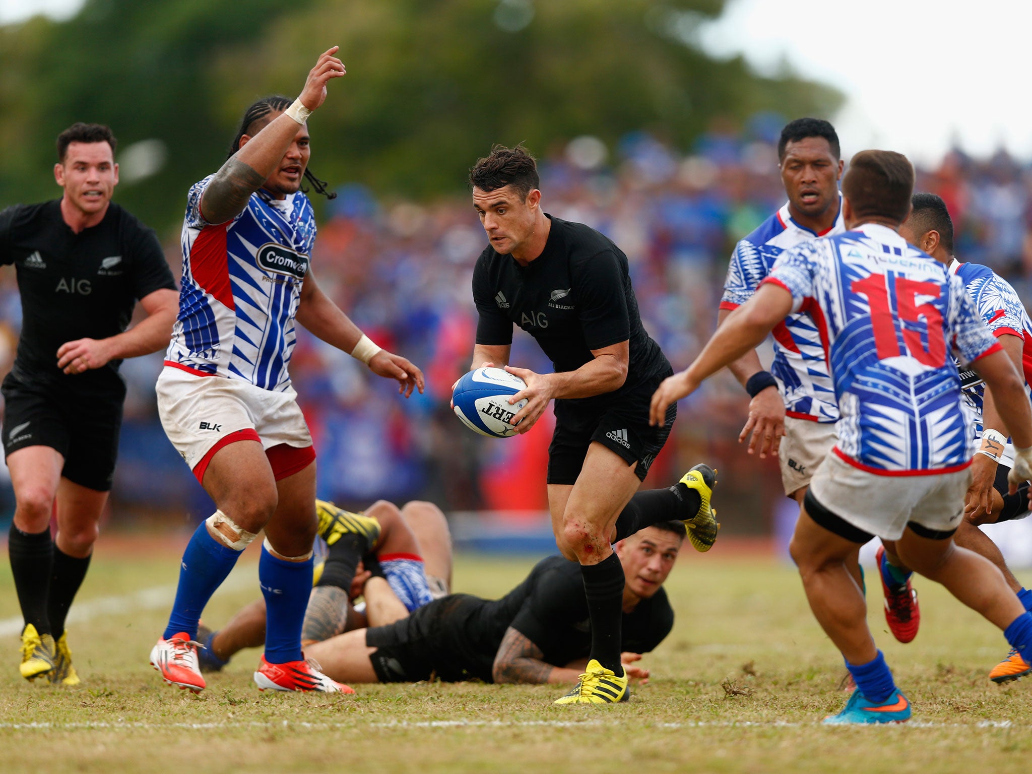 New Zealand fly-half Dan Carter breaks through the Samoan defence
