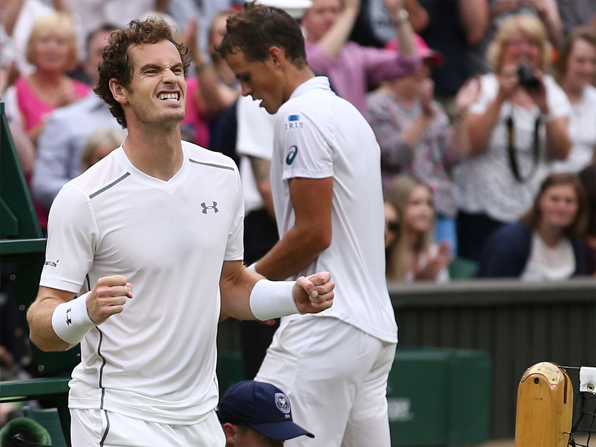 Andy Murray celebrates his straight sets victory