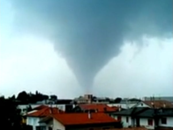 Footage captures tornado in the suburbs of Venice, Italy