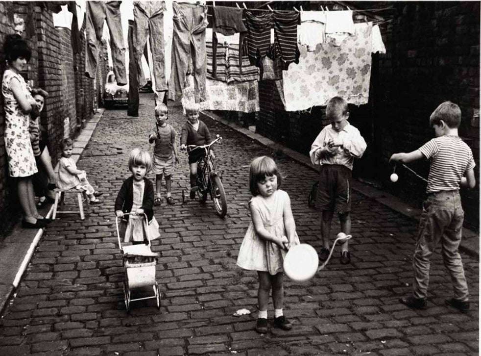 How Photographer Shirley Baker Chronicled Manchester S Working Class Families In The 1960s The Independent The Independent
