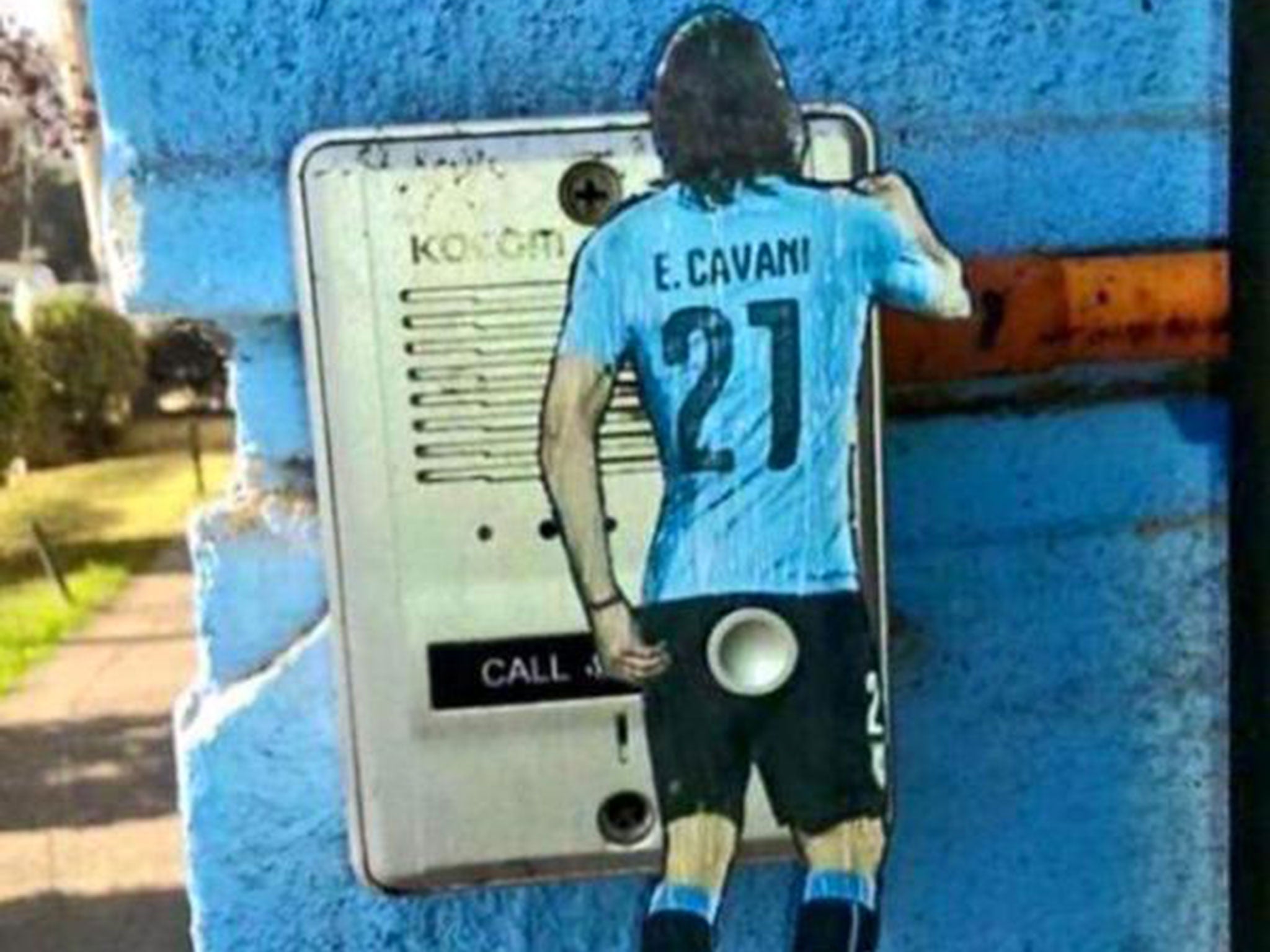 Edinson Cavani has been painted onto a doorbell