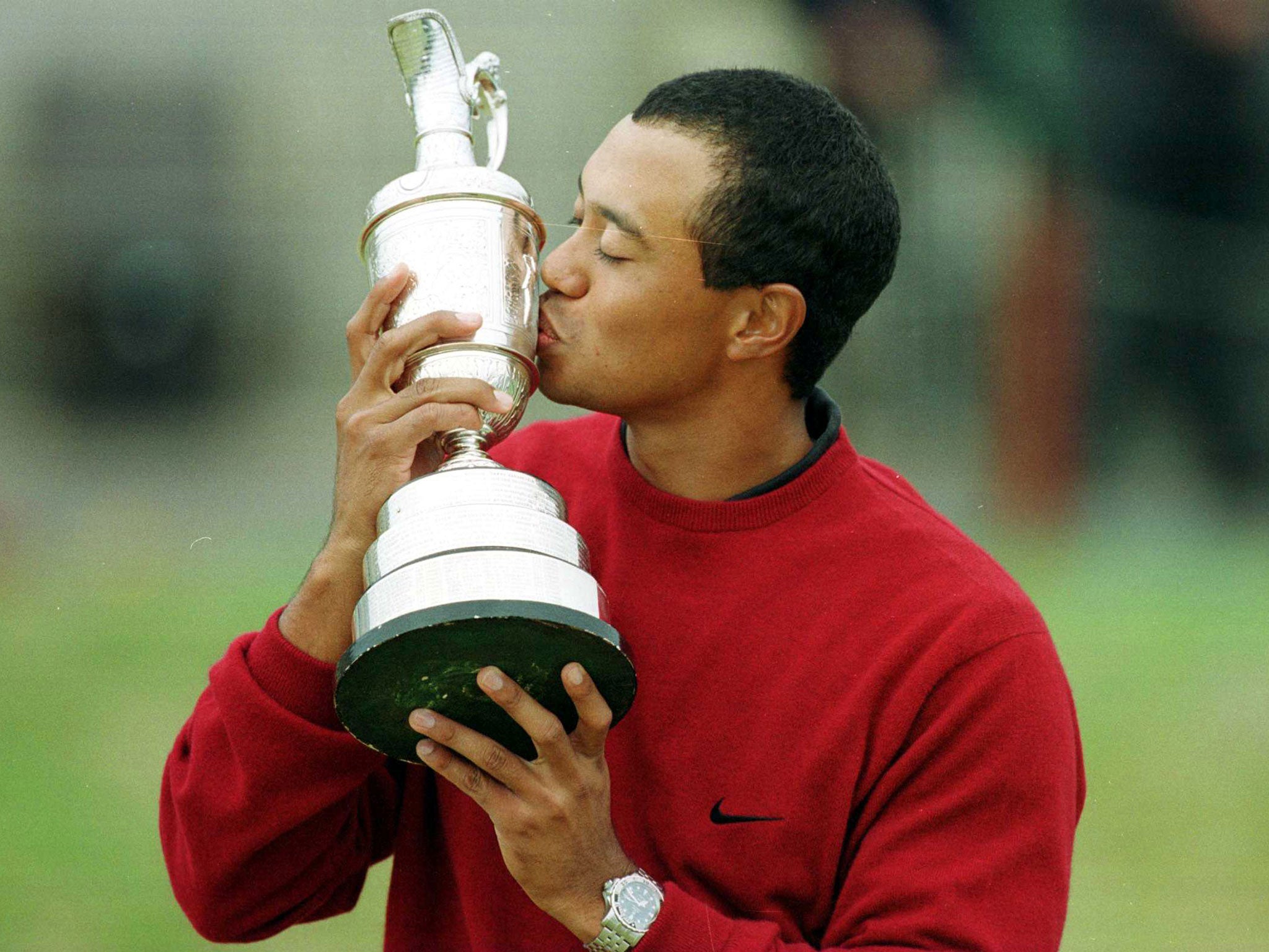 Tiger Woods with the Claret Jug in 2000